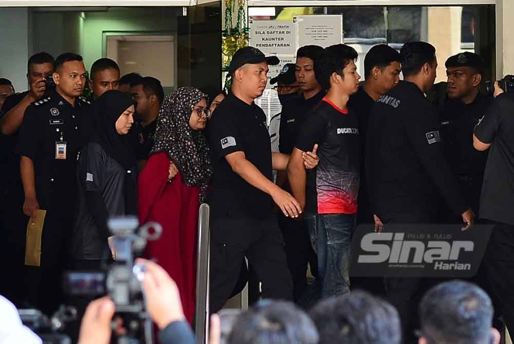 Ibu bapa Zayn Rayyan, Ismanira (tiga dari kiri) dan Zaim Ikhwan (lima dari kiri) keluar dari lobi mahkamah dipercayai bagi menghadapi pertuduhan kes jenayah selepas tamat tempoh reman di Kompleks Mahkamah Petaling Jaya pada 13 Jun lalu. Foto Sinar Harian/ASRIL ASWANDI SHUKOR