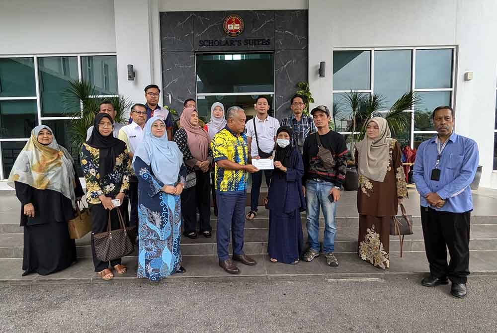 Md Amin menyampaikan sumbangan kepada ibunya Allahyarhamah Nur Farah Kartini di Scholar’s Suites, Kampus Sultan Azlan Shah, Tanjung Malim, Perak pada Rabu.