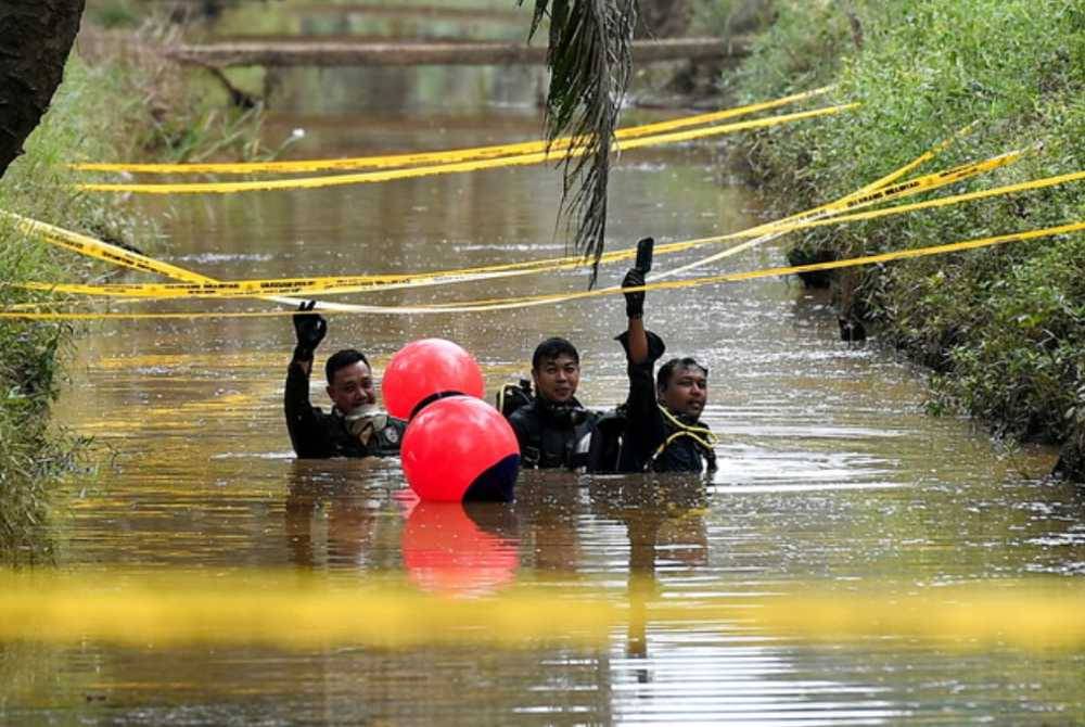 Unit Siasatan Forensik Sub Akuatik PDRM pada Rabu menemukan telefon pintar dalam operasi mencari bahan bukti kes pembunuhan Nur Farah Kartini di sebuah parit di ladang kelapa sawit di Kampung Sri Kledang. Foto Bernama