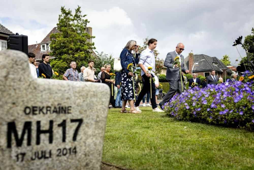 Lebih 1,500 ahli keluarga dan rakan mangsa dari seluruh dunia berkumpul pada upacara memperingati mangsa nahas itu yang ke-10 di Monumen Nasional MH17 di Taman Vijfhuizen berhampiran Lapangan Terbang Schiphol, Amsterdam. Foto EPA