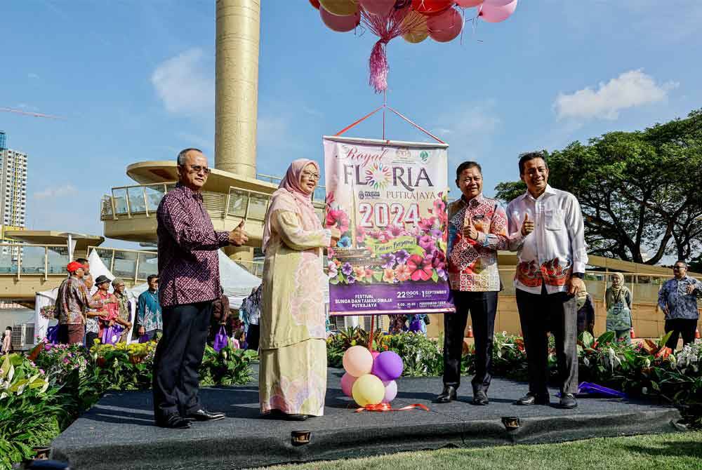 Menteri di Jabatan Perdana Menteri (Wilayah Persekutuan) Dr Zaliha Mustafa (dua, kiri) dan Presiden Perbadanan Putrajaya, Datuk Fadlun Mak Ujud (dua, kanan) ketika Majlis Pra Pelancaran Floria Diraja Putrajaya 2024 di Monumen Alaf Baru pada Khamis. Foto Bernama