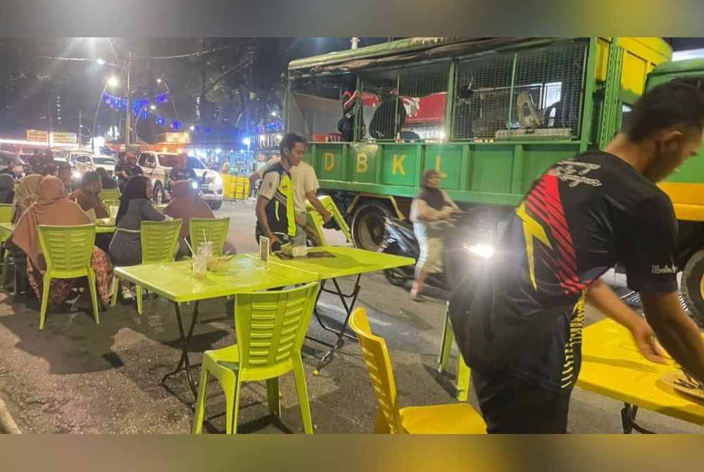 Pemilik kedai yang tidak memikirkan keselamatan pelanggan apabila meletakkan kerusi meja di petak parkir bersebelahan jalan.