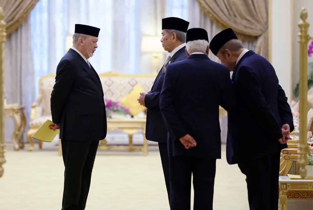 Sultan Ibrahim (kiri) berkenan berangkat pada Mesyuarat Majlis Raja-Raja ke-266 di Istana Negara hari ini. Foto Bernama