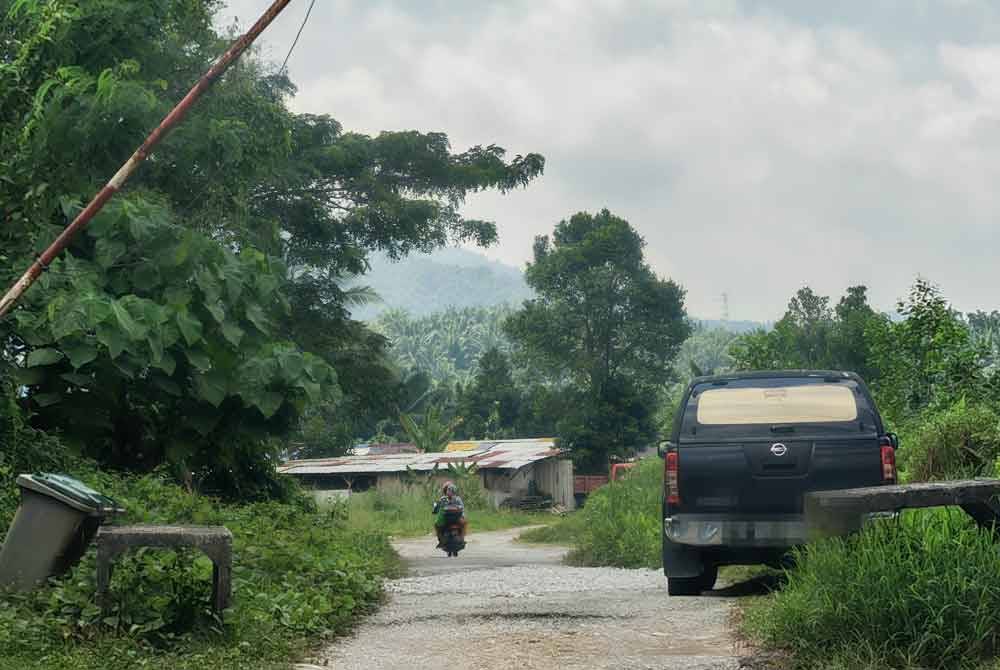 Kelihatan motosikal ditunggang warga asing memasuki kawasan penempatan yang diserbu Rabu lalu