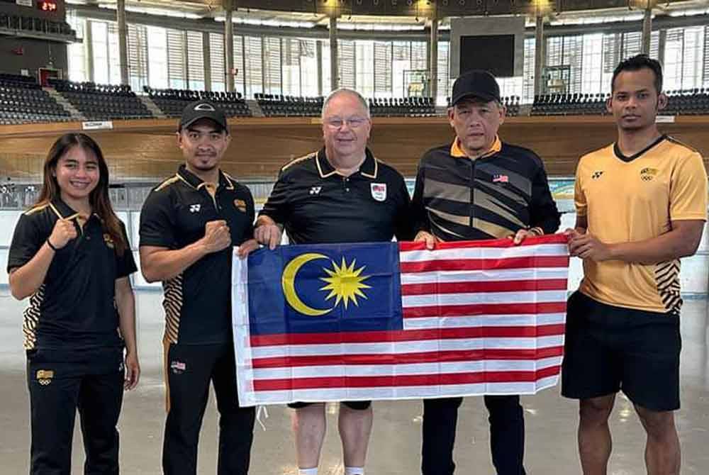 Hamidin (dua dari kanan) bersama pelumba basikal trek negara di Sepanyol. Foto FB OCM.