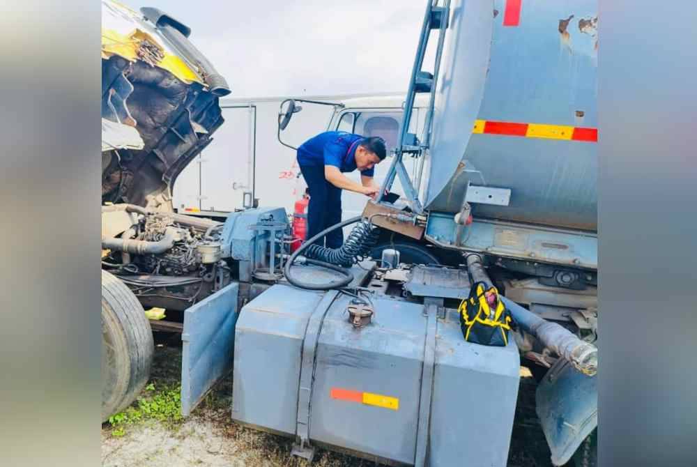 Seorang petugas memeriksa sebuah lori dipercayai telah menjalani proses pengubahsuaian bagi tujuan menyeleweng diesel bersubsidi semasa pemeriksaan bersepadu oleh JPJ Selangor bersama pihak KPDN di depoh simpanan kenderaan (KPDN), Terminal Bersepadu Selatan (TBS) pada Rabu. Foto JPJ.