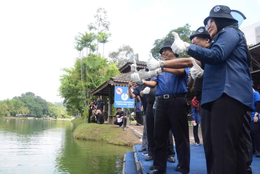 Wan Muhammad Aznan merasmikan pelepasan ikan spesies asli tempatan di Tasik Varsiti, Universiti Malaya, pada Khamis.