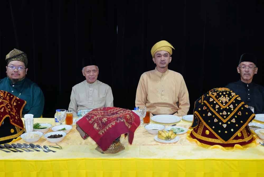 Tuan Bujang Raja Gamoyang Sutan Muhammad Thoriq (dua dari kanan) yang hadir mewakili Daulat Yang Dipertuan Raja Pagaruyung Darul Qarar, Sultan Muhammad Farid Thaib Tuanku Abdul Fatah.