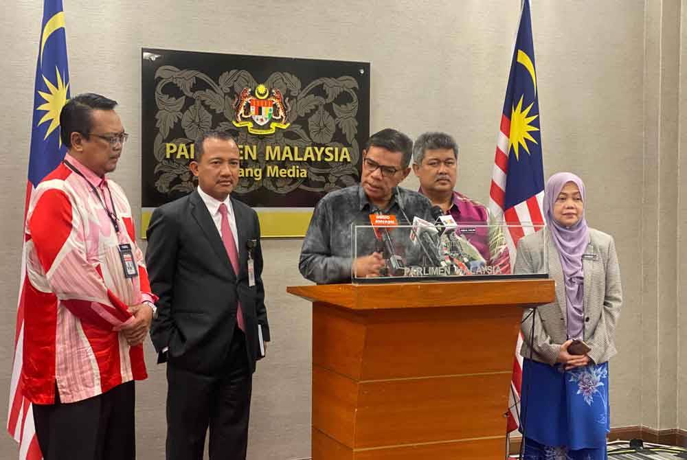 Saifuddin Nasution (tengah) ketika sidang media di Bangunan Parlimen pada Khamis.