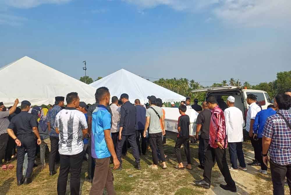 Jenazah mangsa bunuh, Allahyarham Nur Farah Kartini selamat tiba di Tanah Perkuburan Islam Kampung Nyiur Manis di sini, pada Khamis.