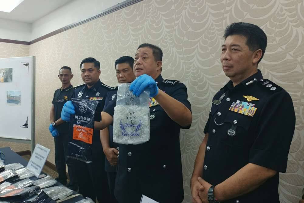 Azizi (dua dari kanan) menunjukkan rampasan dadah jenis methamphetamine hasil serbuan polis di kawasan jeti nelayan Sungai Tiang, Rungkup dekat Bagan Datuk pada Isnin lalu.