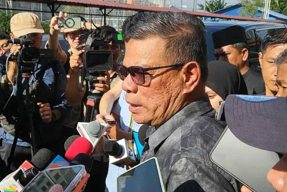 Saifuddin Nasution pada sidang media selepas sesi penyerahan surat keputusan kewarganegaraan di sebuah flat pangsapuri di Sentul pada Khamis.