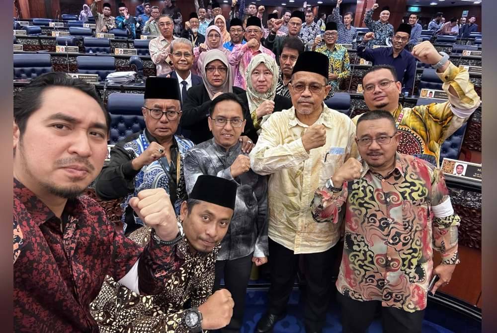 Wan Fayhsal (kiri) bersama sebahagian daripada Ahli Parlimen Perikatan Nasional (PN).