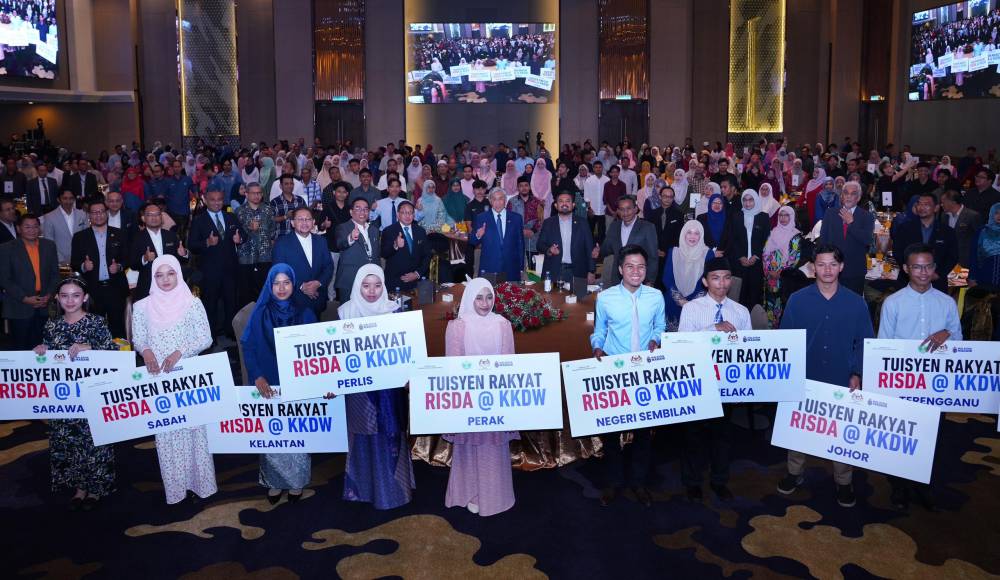 Ahmad Zahid (tengah) bergambar bersama pelajar cemerlang dan tetamu yang hadir pada Majlis Apresiasi Pelajar Cemerlang Program Tuisyen Rakyat RISDA Tahun 2023 di sini pada Rabu.