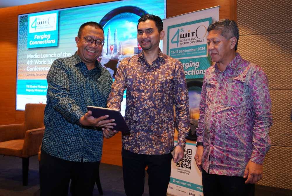 Khairul Firdaus (tengah) melancarkan gimik perasmian WITC kali keempat di Sunway Resort Hotel pada Khamis.
