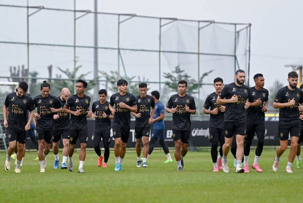 Pemain Terengganu giat menjalani latihan menjelang aksi separuh akhir pertama Piala FA menentang Selangor FC di Kompleks Sukan Gong Badak. Foto Bernama