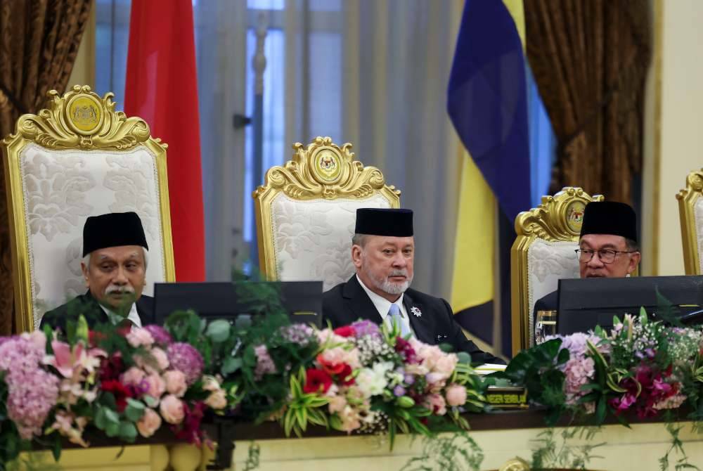 Sultan Ibrahim (tengah) berkenan berangkat ke Mesyuarat Majlis Raja-Raja ke-266, di Istana Negara pada Khamis. Foto Bernama