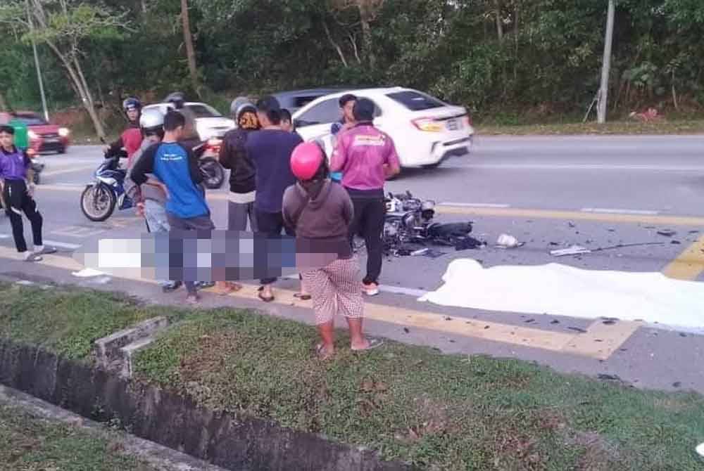 Penunggang dan pembonceng motorsikal mautdalam kemalangan dua buah kenderaan di Jalan Masai Kong-kong pada pagi Khamis.- Foto tular