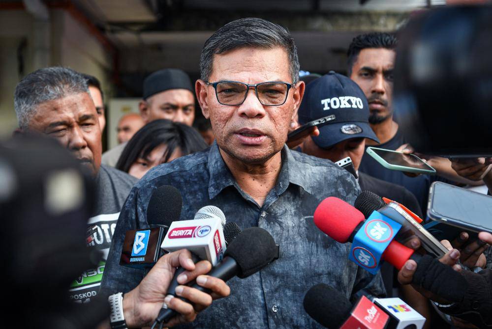 Saifuddin Nasution ketika sidang media selepas menyerahkan surat kewarganegaraan kepada Muhammad Danish Haiqal Abdul Rahman, 10 di Flat Sri Kelantan, pada Khamis. Foto Bernama