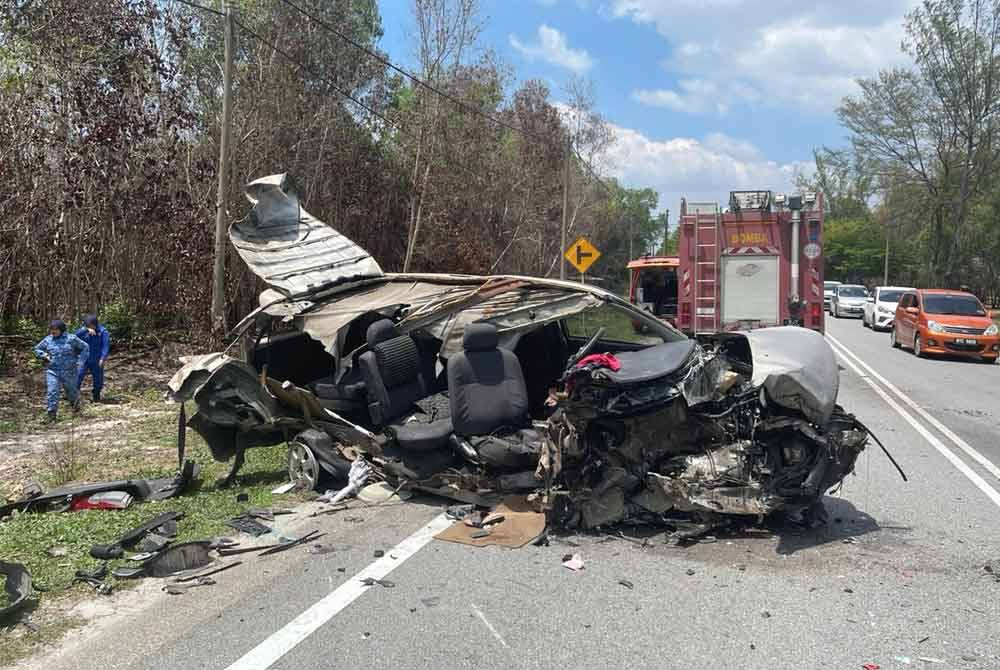 Keadaan MPV jenis Toyota Avanza dipandu mangsa remuk teruk selepas terlibat kemalangan dengan sebuah lori dan bas di kilometer (KM) 35.5 Jalan Kuala Terengganu - Kota Bharu di Setiu pada Khamis.