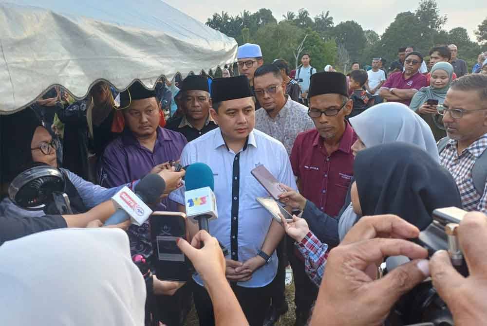 Mohd Nizar ketika ditemui pemberita selepas selesai pengebumian Allahyarham Nur Farah Kartini di Tanah Perkuburan Islam Kampung Nyiur Manis, pada Khamis.