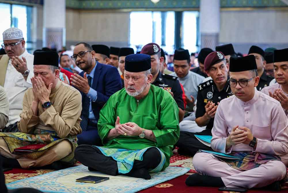 Sultan Ibrahim berkenan berangkat ke majlis bacaan Yasin dan doa selamat bersempena Istiadat Pertabalan Yang di-Pertuan Agong ke-17 di Masjid Negara pada Khamis. Foto Bernama