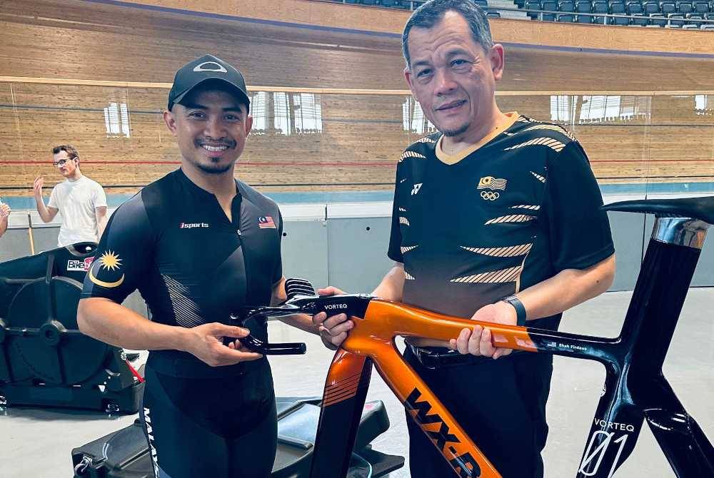 Azizulhasni (kiri) bersama Hamidin.