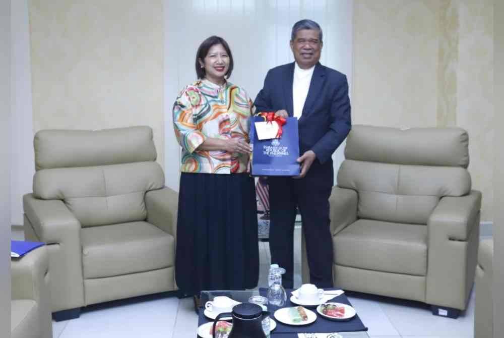 Angela (kiri) bersama Mohamad sedia tingkat kerjasama dalam bidang pertanian di Menara Lembaga Pertubuhan Peladang (LPP).