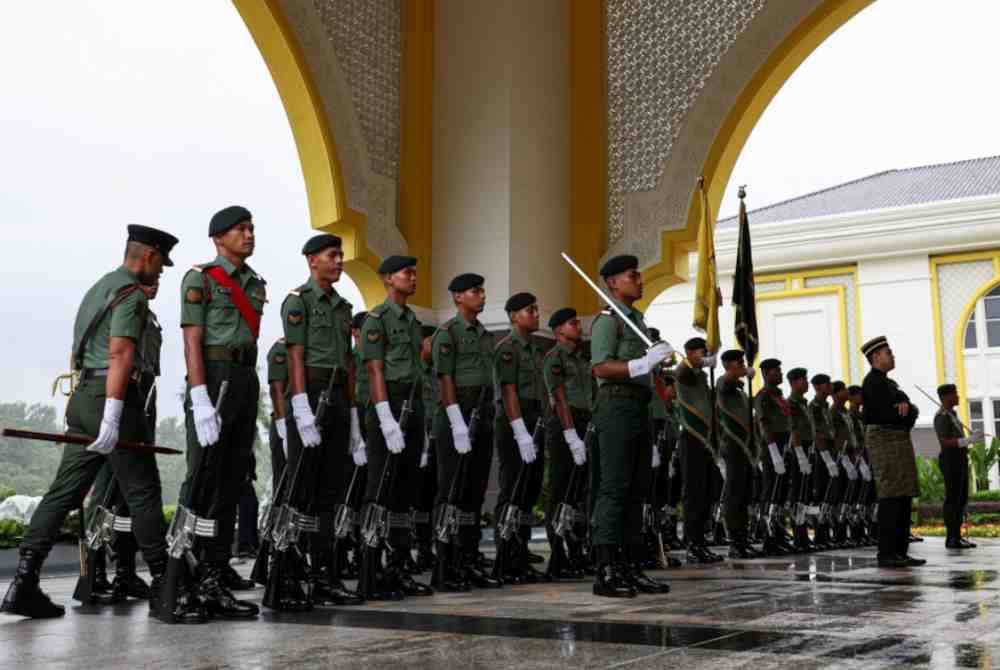 Anggota 1 RAMD ketika melakukan sesi raptai bagi Istiadat Pertabalan Yang di-Pertuan Agong ke-17 esok di Istana Negara. Foto Bernama