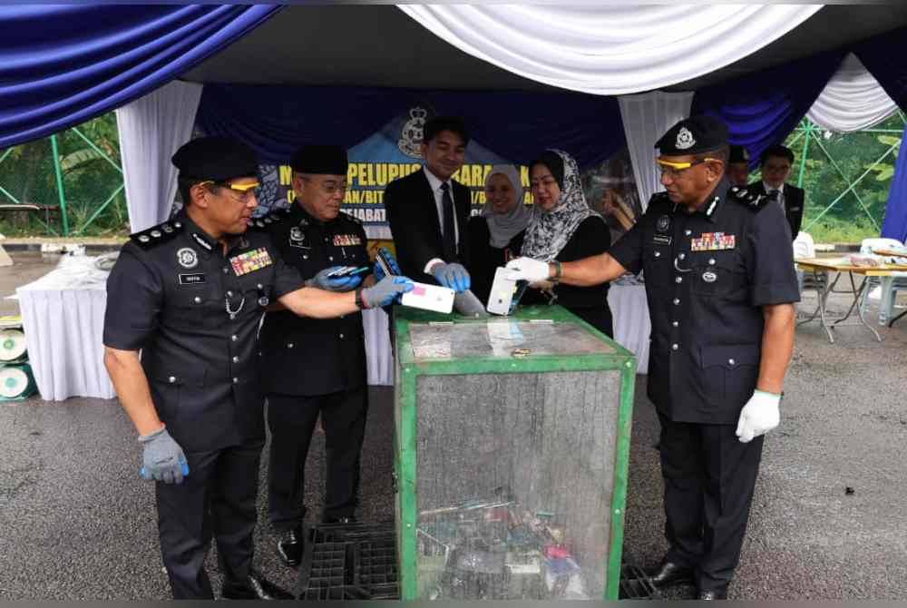 Noor Ariffin (kiri) ketika Majlis Pelupusan Barang Kes di Ibu Pejabat Polis Daerah (IPD) Gombak, pada Jumaat.