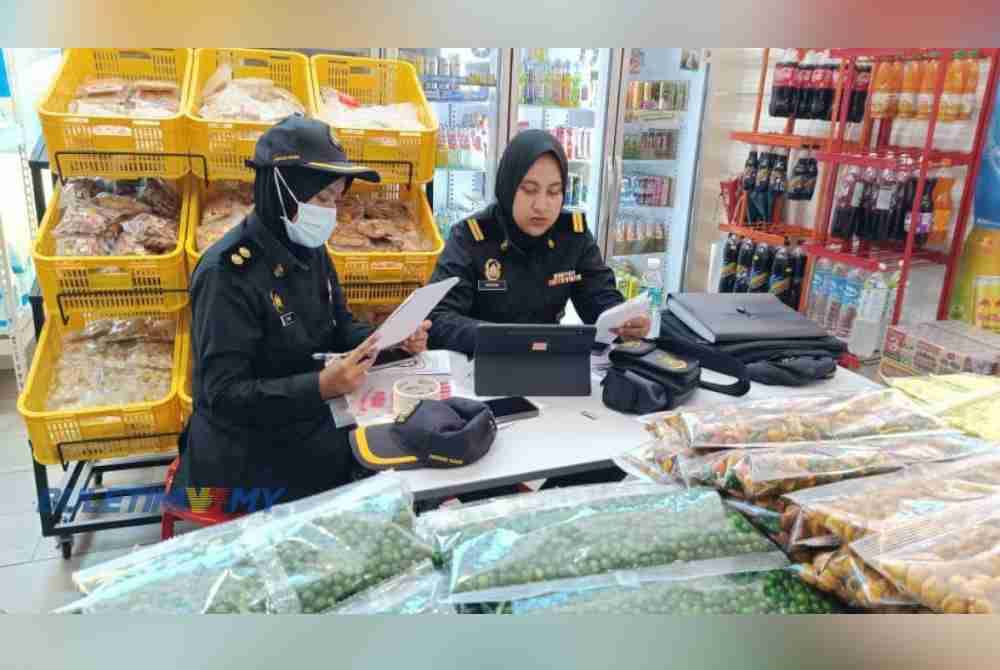 KPDN Perak membuat serbuan terhadap sebuah premis makanan ringan di Kampung Kacang Putih kerana disyaki menggunakan logo halal tidak sah.