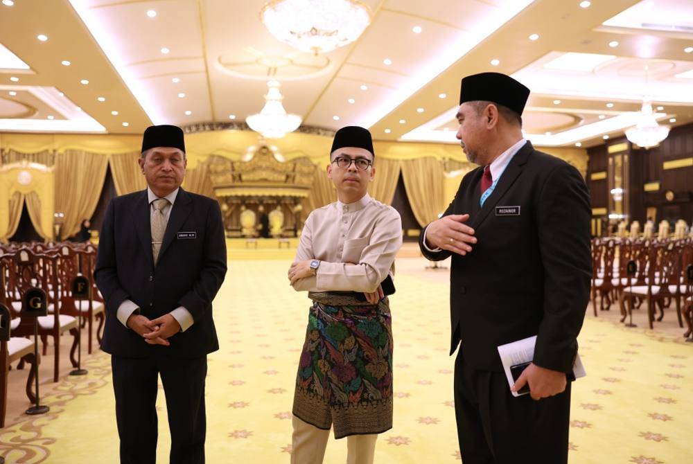 Fahmi (tengah) meninjau raptai Istiadat Pertabalan Yang di-Pertuan Agong ke-17 di Istana Negara pada Jumaat. Foto Bernama