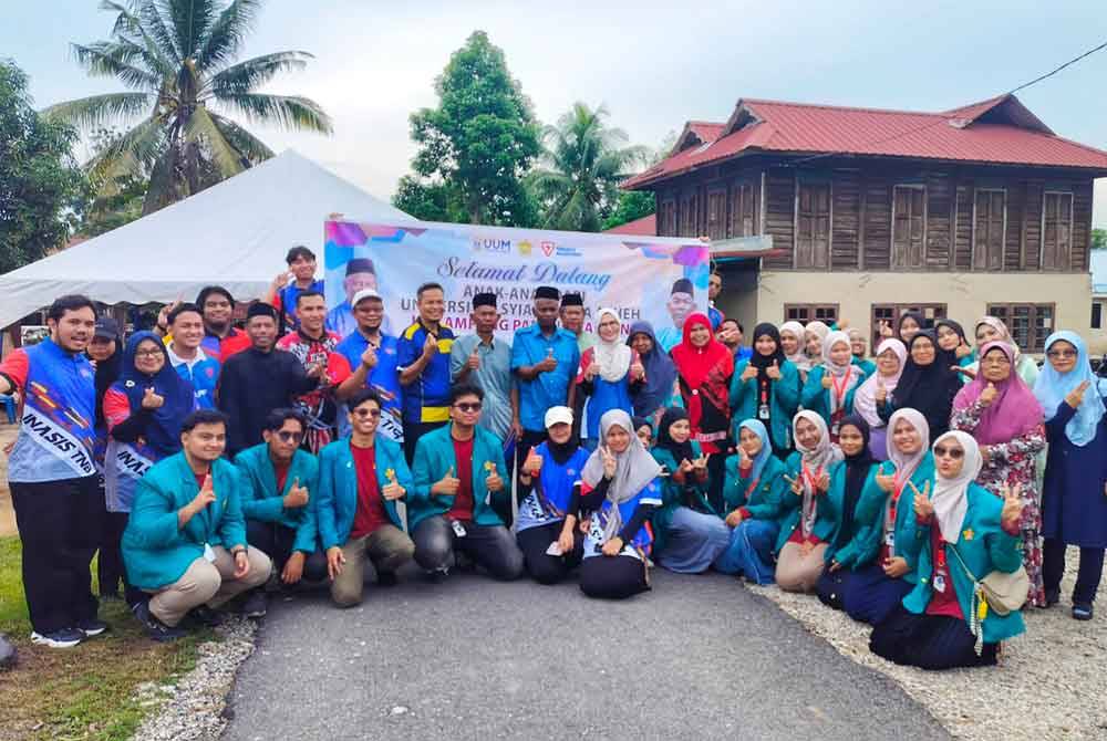 Pelajar Universitas Syiah Kuala Acheh bergambar bersama keluarga angkat masing-masing dan tetamu kehormat.