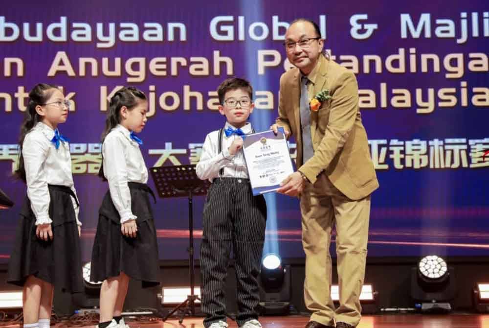 Mazlan (kanan) menyampaikan Anugerah Pertandingan Robot Dunia 2024 untuk Kojohanan Malaysia yang berlangsung di Pusat Konvensyen HGH pada Khamis.