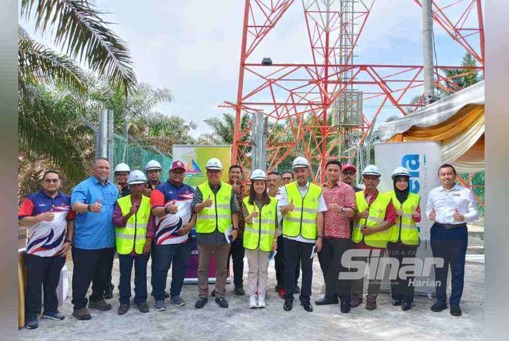 Nie Ching (enam dari kanan) semasa melawat Tapak Menara Komunikasi Kampung Murni Jaya 2, di Kulai pada Jumaat.