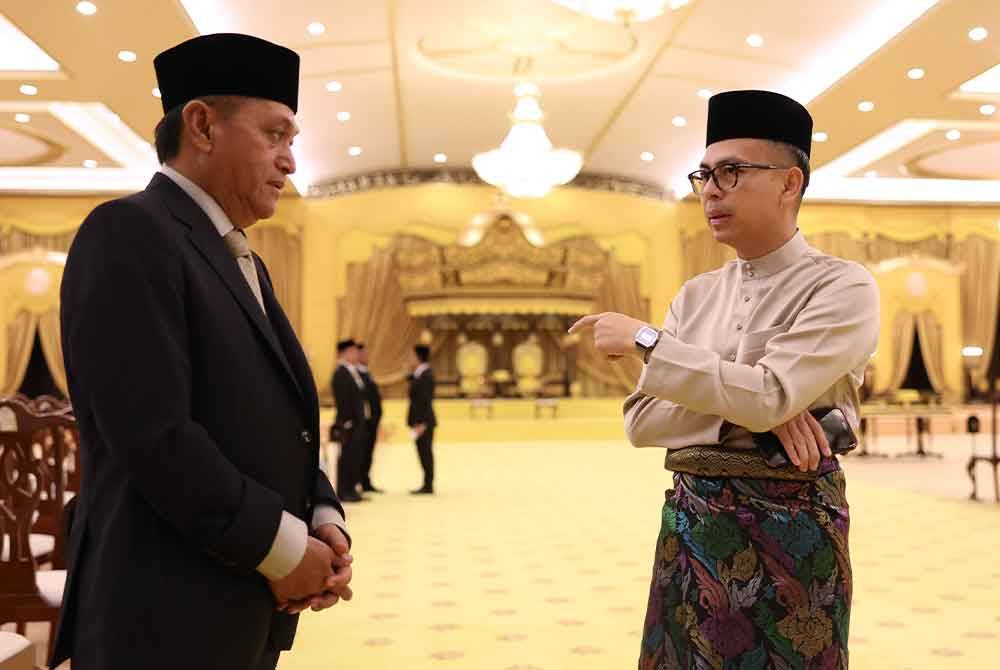 Fahmi (kanan) meninjau raptai penuh Istiadat Pertabalan Agong ke-17 di Istana Negara pada Jumaat. Foto Bernama