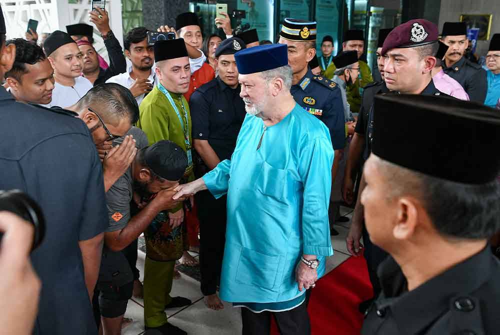 Sultan Ibrahim berkenan menyantuni jemaah selepas menunaikan solat Jumaat dan mendengar Khutbah Jumaat khas bersempena Istiadat Pertabalan Yang di-Pertuan Agong ke-17 di Masjid Negara. Foto Bernama