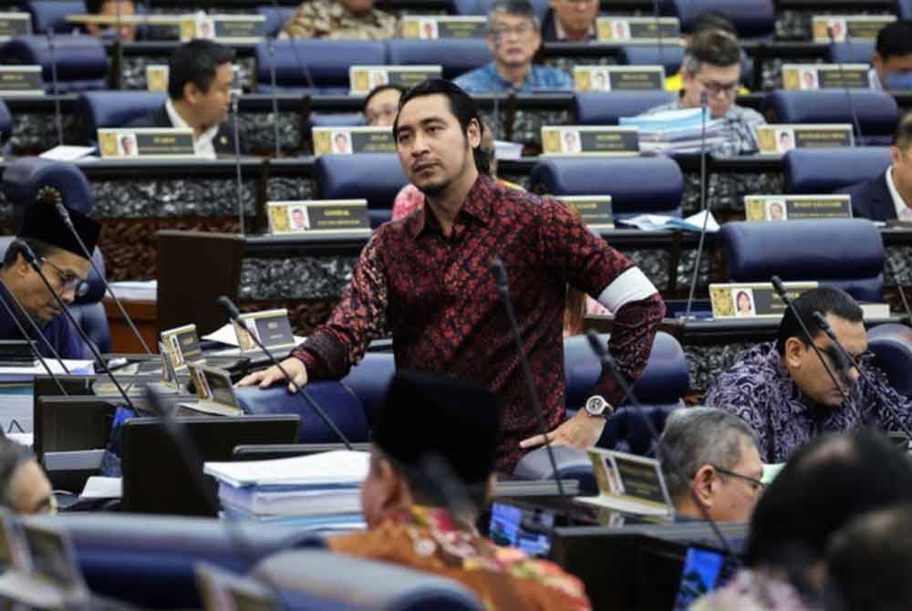 Reaksi Wan Ahmad Fayhsal ketika mendengar usul tentang penggantungan beliau daripada sidang Parlimen selama enam bulan susulan kenyataannya berhubung dalang pengambilalihan Malaysia Airports Holdings Berhad (MAHB) pada 1 Julai lalu di Bangunan Parlimen pada Khamis. Foto Bernama