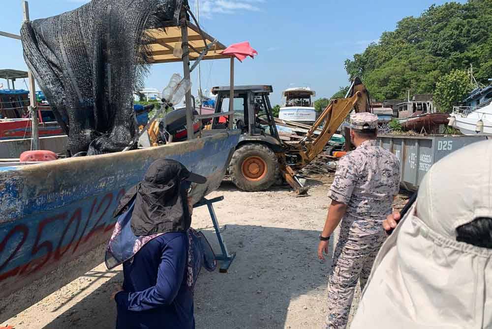 Maritim Pulau Pinang melupuskan 21 vesel nelayan asing di pekarangan Limbongan Batu Maung pada Khamis. Foto Maritim Malaysia