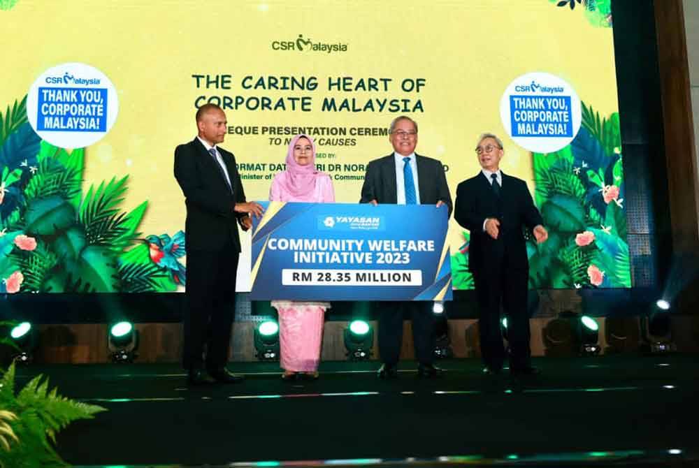 Philip (dua dari kanan) menerima Anugerah ‘Foundation Of The Year’ yang disampaikan oleh Noraini pada Majlis Anugerah Kelestarian Dan CSR Malaysia 2024 pada Khamis.