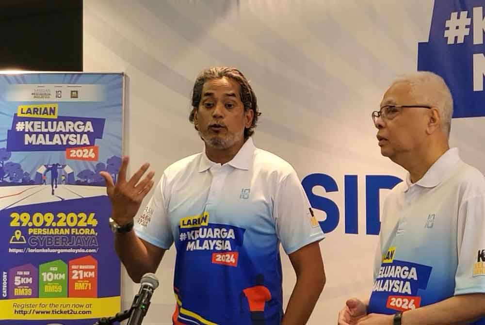 Khairy Jamaluddin (kiri) bersama Ismail Sabri ketika sidang akhbar LKM 2024 di Menara Aras Raya pada Jumaat.