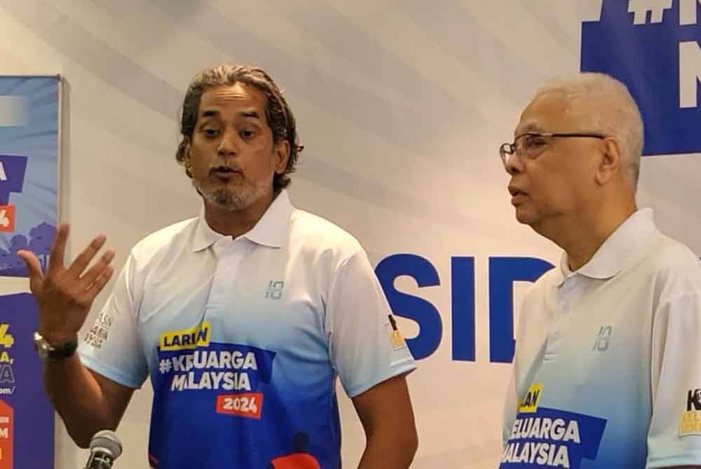 Khairy Jamaluddin (kiri) bersama Ismail Sabri ketika sidang media Larian Keluarga Malaysia (LKM) 2024 di Menara Aras Raya pada Jumaat.