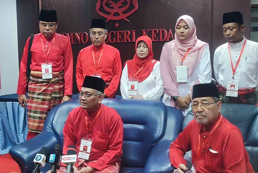 Shamsul Anuar (duduk, kiri) dan Ahmad Bashah (duduk, kanan) pada sidang akhbar selepas merasmikan Mesyuarat Perwakilan UMNO Bahagian Alor Setar di Bangunan UMNO, di Alor Setar, pada Jumaat.