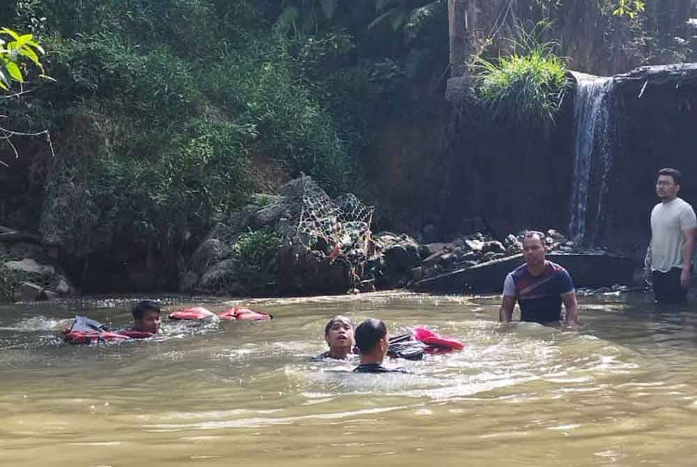 Operasi mencari remaja perempuan yang lemas kawasan anak sungai dekat Taman Pulai Perdana, Skudai pada petang Jumaat.- Foto JBPM