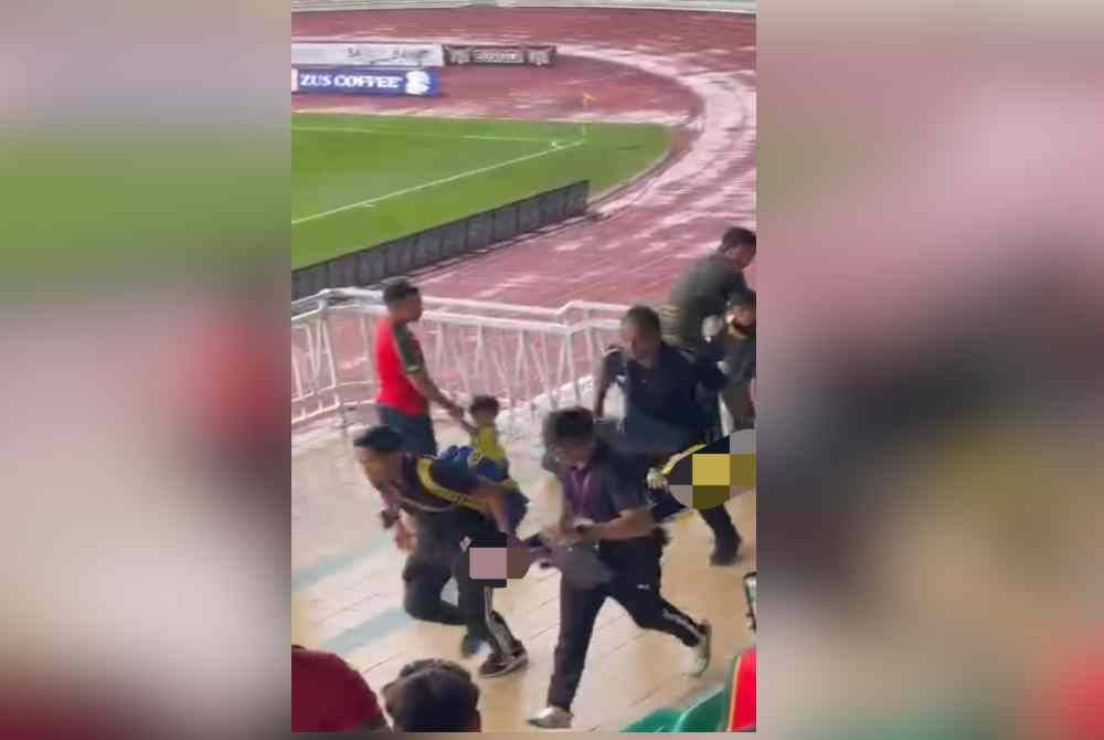 Seorang remaja rebah sebelum meninggal dunia ketika hendak menyaksikan perlawanan bola di Stadium Darul Aman. Foto ihsan pembaca