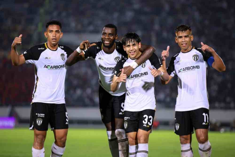 Ismaheel Akinade (dua dari kiri) meraikan jaringan bersama pemain Terengganu ketika menentang Selangor dalam aksi separuh akhir pertama Piala FA di Stadium Sultan Mizan Zainal Abidin, Gong Badak.