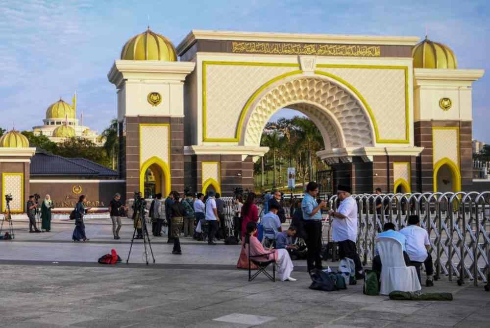 Pengamal media berkumpul bagi membuat liputan sempena Istiadat Pertabalan Yang di-Pertuan Agong ke-17 di pintu utama Istana Negara, pada Sabtu. Foto Bernama