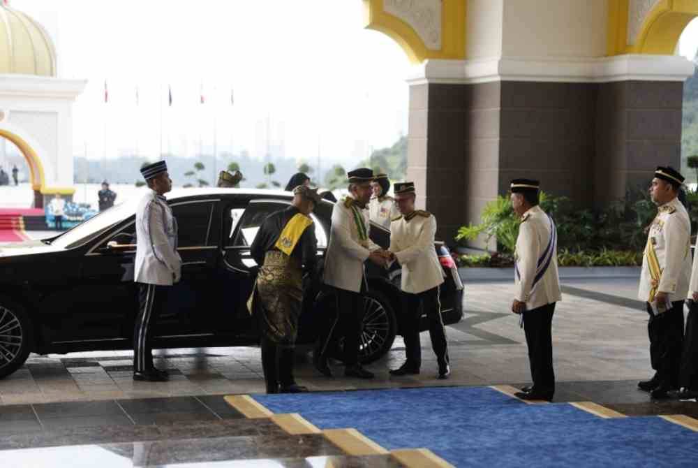 Anwar disambut Fahmi sejurus tiba di pekarangan Istana Negara sempena Istiadat Pertabalan Yang di-Pertuan Agong ke-17, pada Sabtu. Foto Bernama