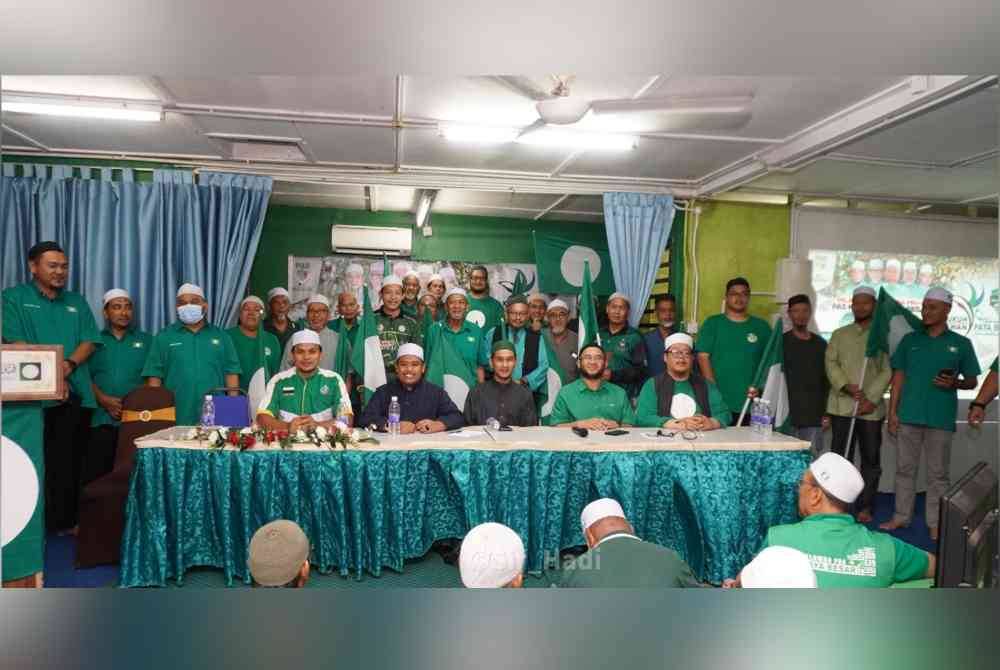 Mohd Zarimi (depan, tengah) dan Tarmizi (depan, dua dari kanan) antara yang hadir pada Majlis Pelancaran Jentera Pilihan Raya Pas Paya Besar di Dewan Seminar Tuan Guru Haji Abdul Hadi Awang (Darul Salam) di sini, Khamis lalu.