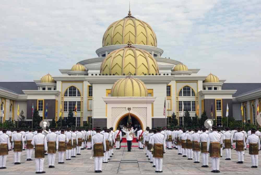 Kawalan Kehormatan Utama terdiri daripada empat pegawai dan 103 anggota dari Batalion Pertama Rejimen Askar Melayu Diraja (1 RAMD) diketuai Mejar Muhammad Fikri Senan pada Istiadat Pertabalan Yang di-Pertuan Agong ke-17 di Istana Negara. Foto Bernama